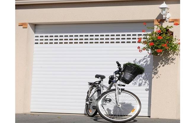 Porte de garage enroulable lames hublot motorisation radio CHERUBINI zone publique sur-mesure