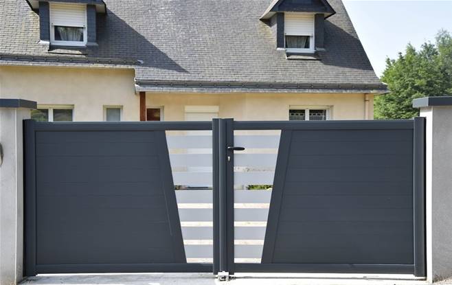 Portail battant en aluminium 2 vantaux modèle TOPAZE sur-mesure