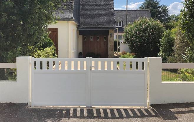 Portail battant en aluminium 2 vantaux modèle ONYX sur-mesure