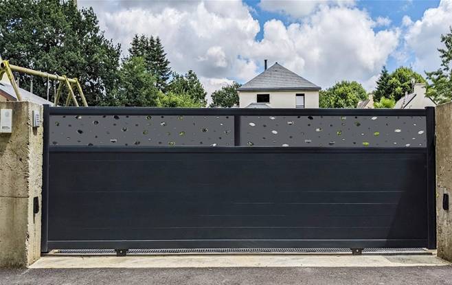 Portail coulissant en aluminium modèle ONYX Déco sur-mesure