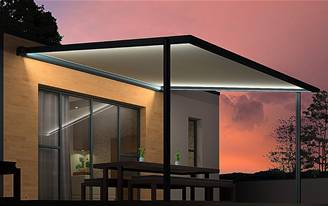 Store pergola en aluminium motorisée toile rétractable Dickson Max adossée sur-mesure