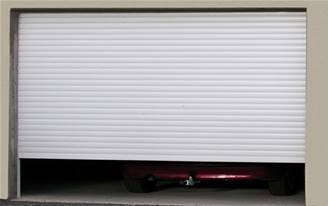 Porte de garage enroulable lames hublot motorisation radio SOMFY zone publique sur-mesure